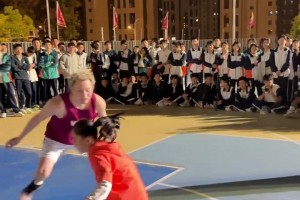 八岁的时候，在座的各位什么水平？不如她吧！